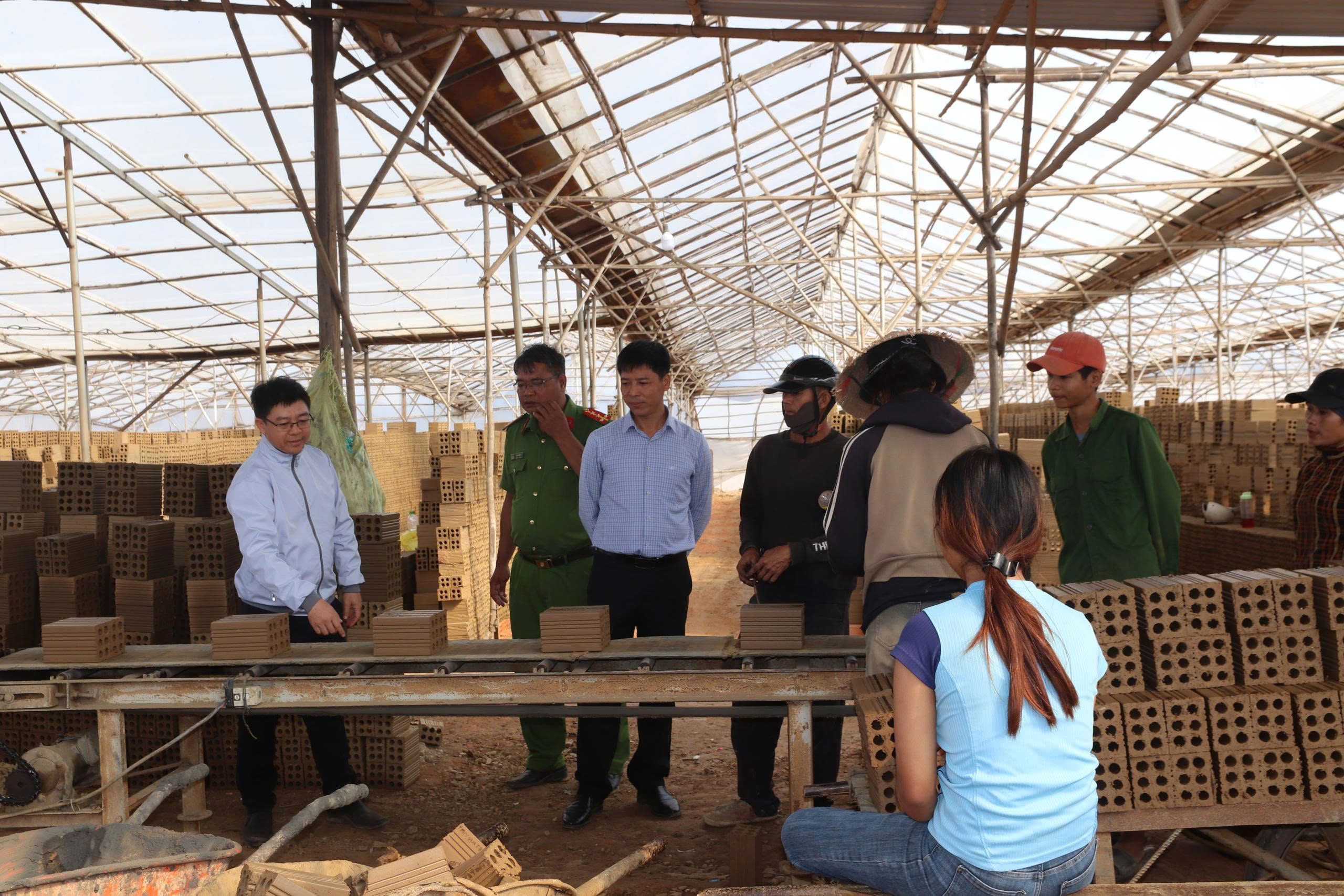 UBND XÃ EA NA TỔ CHỨC TUYÊN TRUYỀN, VẬN ĐỘNG CÁC CƠ SỞ SẢN XUẤT GẠCH ĐẤT SÉT NUNG SỬ DỤNG CÔNG NGHỆ LẠC HẬU GÂY Ô NHIỄM MÔI TRƯỜNG TRÊN ĐỊA BÀN XÃ CHẤM DỨT HOẠT ĐỘNG THEO QUY ĐỊNH CỦA NHÀ NƯỚC